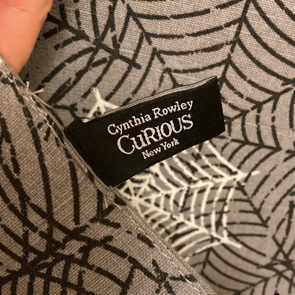 NWT!  CYNTHIA ROWLEY CURIOUS GLOW IN THE DARK SPIDERWEB HALLOWEEN TABLE RUNNER